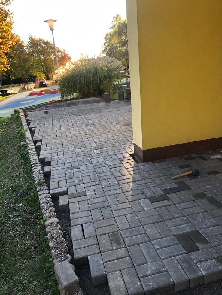 Zámková dlažba u mateřské školy, Bartovice